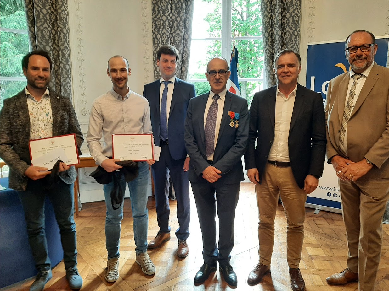 Prix du mérite pour Julien DE CLEDAT et Clarisse FRISSARD (représentée par un ami, Adam CLEMENT)