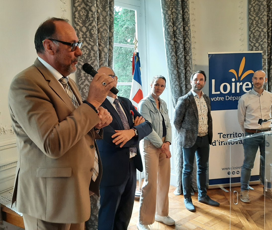 Le présient du Loiret, Marc Gaudet, et les lauréats