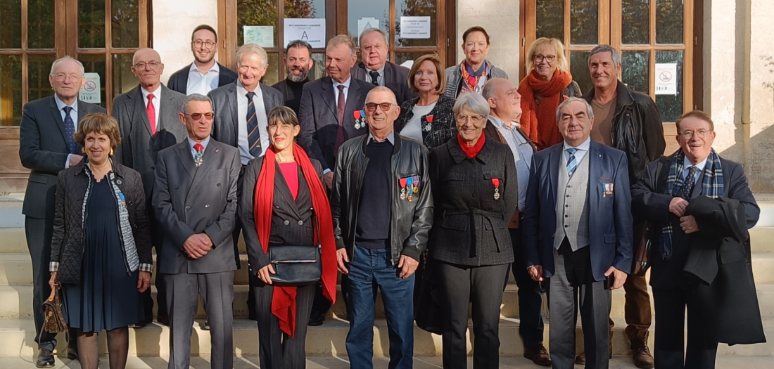 26 novembre 2022, Bernard Alliot (au centre) vient de remettre le 1er prix à la championne de l'engagement citoyen des élèves de l'Institut Agro de Montpellier. Les ordres nationaux posent pour la photo souvenir. De g. à d., 1er rang : Martine Bedes, vice présidente ANMONM34, commissaire-général Gérard Deltour, Carole Sinfort, directrice générale de l'Institut, Danielle Aben, Yvan Marcou, président ANMONM34, Alain Mombel. 2ème rang : docteur Alex Bedes, Jacques Aben, Lucien Beurier, Georges Friess, Huguette Brugger, Pierre Colin, Chambre d'Agriculture 34, Richard Banton? président de Groupama Montpellier. 3ème rang / Mathieu Mimran et Marc Bibal, d'Agropolis, lauréats des prix aux apprentis 2022, Serge Pilisi, Marie-Hélène Bodilis, Hélène Maçon.